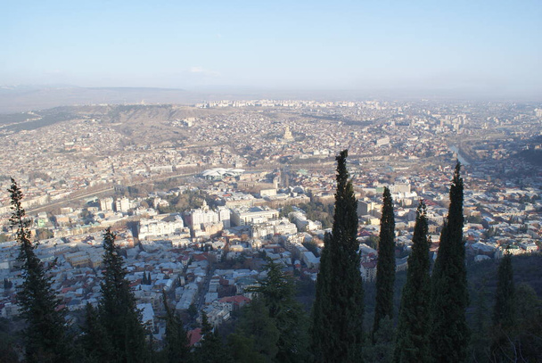 Tiflis çok güzel bir şehirdir ve çok eski bir tarihi vardır. Göz kamaştırıcı yüksek tepeler, lezzetli yiyecekler ve güzel mimari var. Filtre yok - Fotoğraf, Görsel