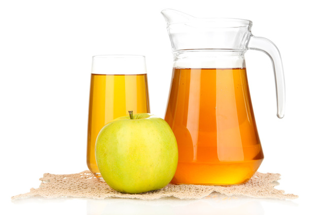 vaso lleno y jarra de zumo de manzana y manzana aislados en blanco
 - Foto, Imagen