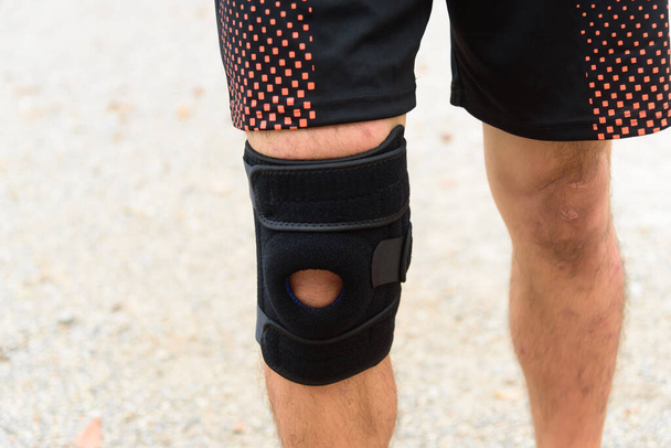 Sports Anti-Slip Knee/ The man wearing the Kneepad Leggings Sports - Φωτογραφία, εικόνα