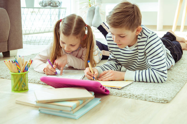 Homeschooling for teen brother and sister due to coronavirus quarantine - Valokuva, kuva