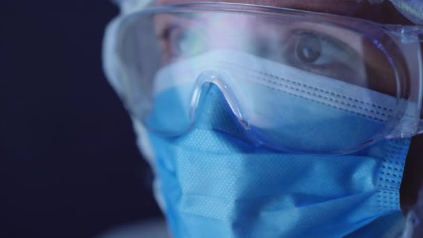 Woman in medical protective uniform, close-up face - Filmagem, Vídeo