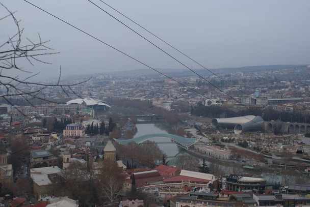 Tbilisi é uma cidade muito bonita com uma história antiga. Há impressionantes colinas altas, comida deliciosa e bela arquitetura. Sem filtro
 - Foto, Imagem