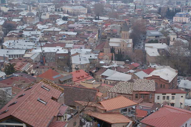 Tiflis ist eine sehr schöne Stadt mit einer uralten Geschichte. Es gibt atemberaubende hohe Hügel, leckeres Essen und wunderschöne Architektur. Kein Filter - Foto, Bild
