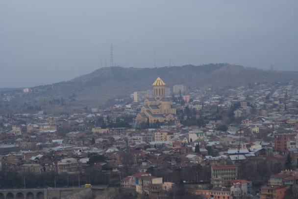 Tiflis ist eine sehr schöne Stadt mit einer uralten Geschichte. Es gibt atemberaubende hohe Hügel, leckeres Essen und wunderschöne Architektur. Kein Filter - Foto, Bild