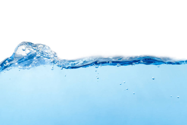 De watergolf en het oppervlak is schoon, blauw van kleur, onderwater met kleine belletjes en een witte achtergrond. - Foto, afbeelding