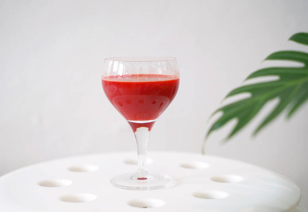 ビタミンと抗酸化物質と健康的な飲み物のためのガラスのビートルートの冷たい押されたジュース,ビーガンライフスタイル - 写真・画像