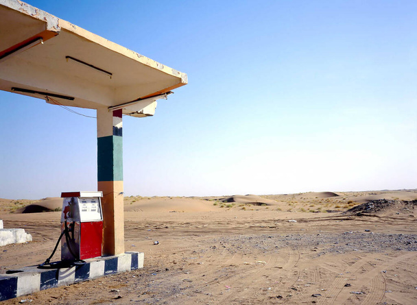 Tankstelle am Rande der arabischen Wüste nahe der Grenze zwischen dem Jemen und Saudi-Arabien - Foto, Bild