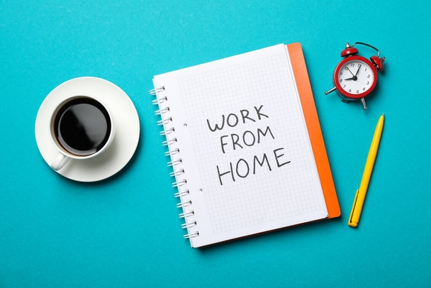 Notizbuch mit Arbeit von zu Hause aus auf türkisfarbenem Hintergrund. Freiberufler - Foto, Bild
