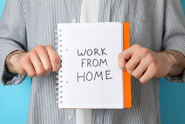 Osoba drží zápisník s prací z domova. Karanténa - Fotografie, Obrázek
