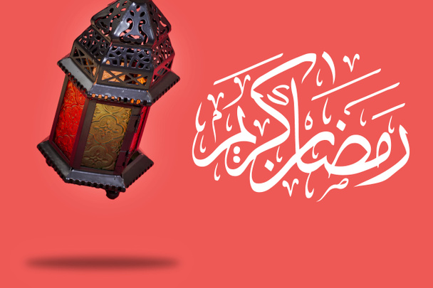 Ramadan Kareem et eid al fitr lanternes volantes Fanoos égyptiens. Lanternes / fanoos de lampes arabes pour Ramadan Kareem / Eid al Fitr Moubarak, Traduit : Happy & Holy Ramadan
 - Photo, image