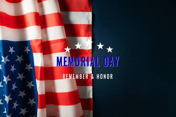 Día de los Caídos con bandera estadounidense sobre fondo azul
 - Foto, Imagen