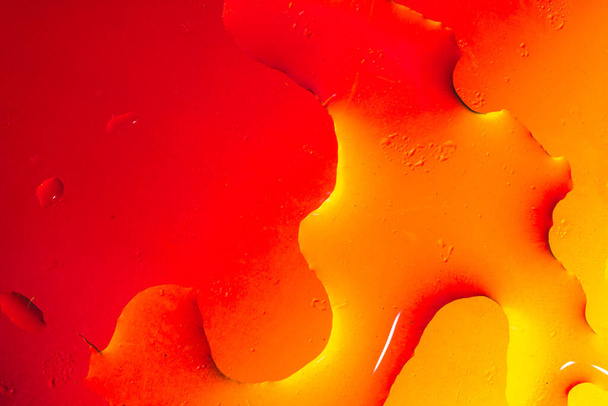 Astratto sfondo colorato o sfondo con gocce d'acqua sulla superficie colorata. Concetto astratto di fondo - Foto, immagini