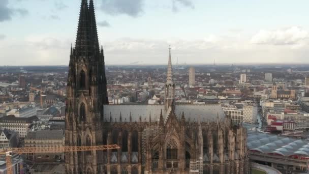 AERIAL: Kölnin katedraali Skyline kauniina aurinkoisena päivänä
  - Materiaali, video