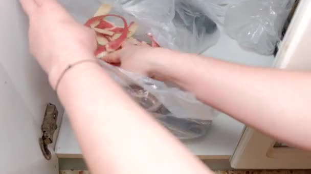 mãos femininas empilhar lixo em um saco de lixo
 - Filmagem, Vídeo