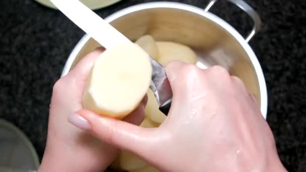close-up de mãos de mulher descascando uma batata
 - Filmagem, Vídeo