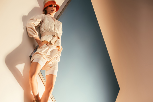 schönes Model posiert für zukünftiges Modeshooting auf beige und blau - Foto, Bild