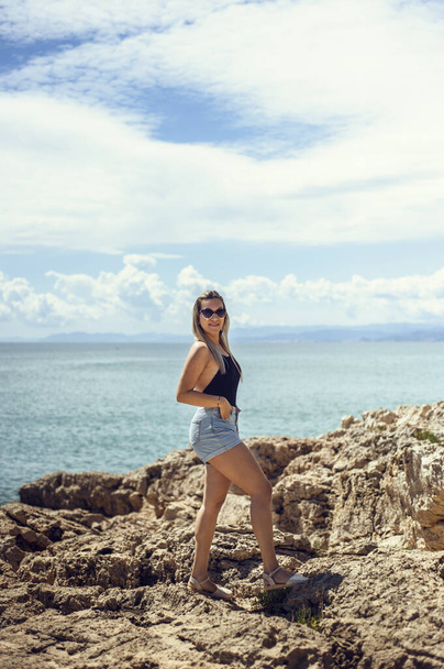 Girl posing on the rocks - Fotoğraf, Görsel