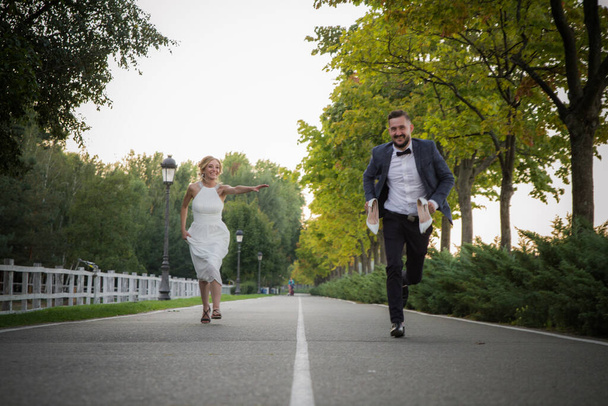 The groom runs away from the bride - Zdjęcie, obraz