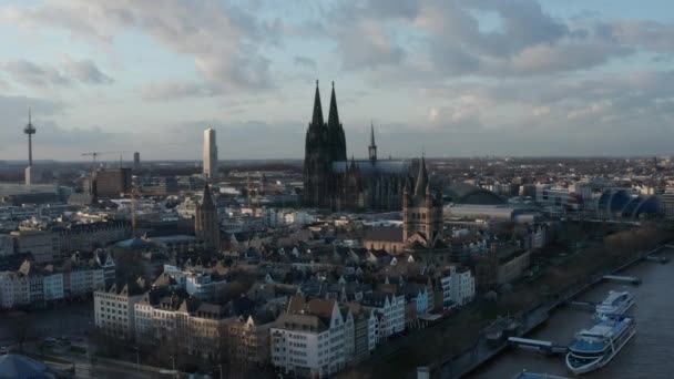 AERIAL: Ευρεία βολή της Κολωνίας Γερμανία από τον αέρα με μεγαλοπρεπή καθεδρικό ναό την ηλιόλουστη μέρα  - Πλάνα, βίντεο