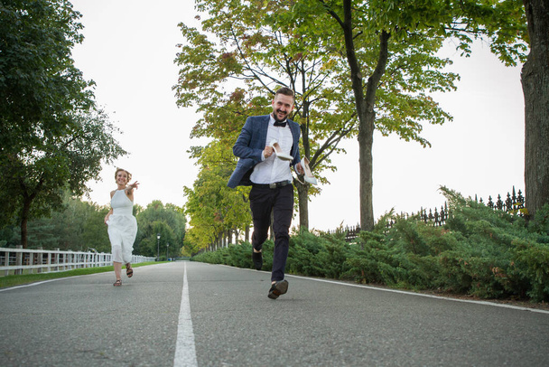 The groom runs away from the bride - Φωτογραφία, εικόνα