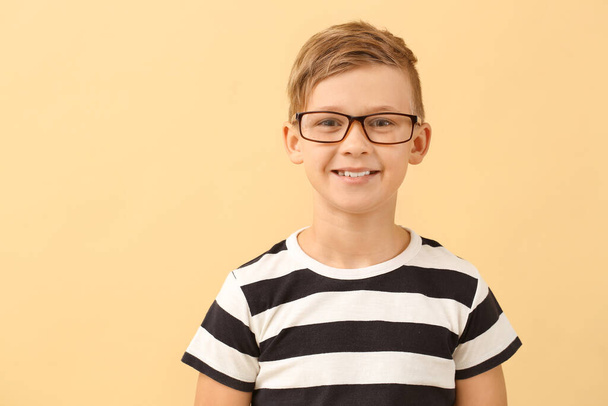 Милий маленький хлопчик з окулярами на кольоровому фоні
 - Фото, зображення