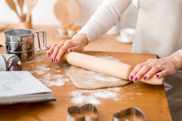 Ženské ruce rozválejí těsto. Příprava těsta na sušenky - Fotografie, Obrázek
