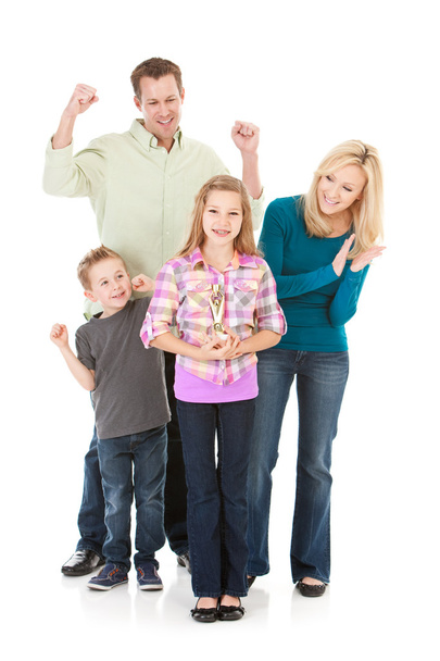 Familie: Familie jubelt Mädchen mit Trophäe zu - Foto, Bild