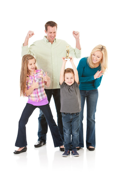 Сім'я: батьки і сестра вболівають за хлопчика з нагородою
 - Фото, зображення