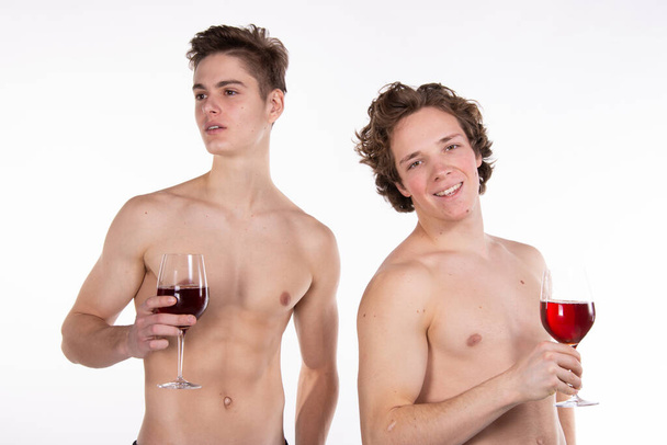Два привабливих хлопця і червоне вино
. - Фото, зображення