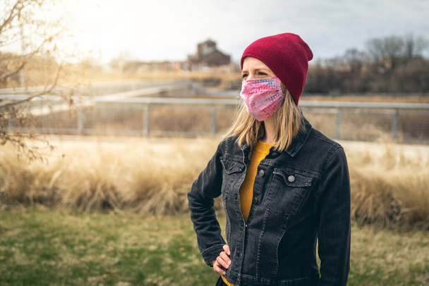 Vrouw met gezichtsmasker in een park in Chicago tijdens quarantaine - Foto, afbeelding