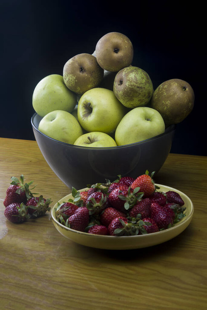 földieperrel és tálkával töltött tál friss gyümölcs - Fotó, kép