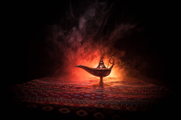 アンティークアラビア語の夜の穏やかなスタイルのオイルランプ、柔らかい白い煙、暗い背景を追加します。願いの灯 - 写真・画像