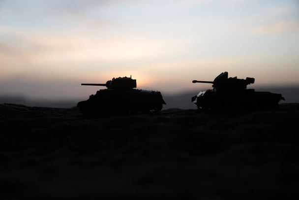Sota-ajatus. Sotilaallinen siluetit taistelevat kohtaus sodan sumu taivas tausta, maailmansodan sotilaat siluetti alla pilvinen Skyline auringonlasku. Valikoiva painopiste - Valokuva, kuva