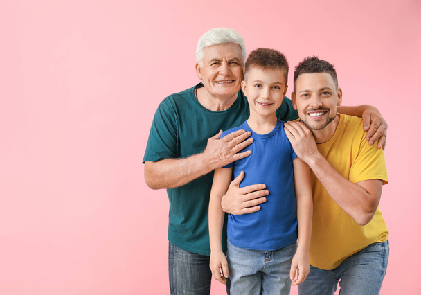 Homem com seu pai e filho no fundo de cor
 - Foto, Imagem