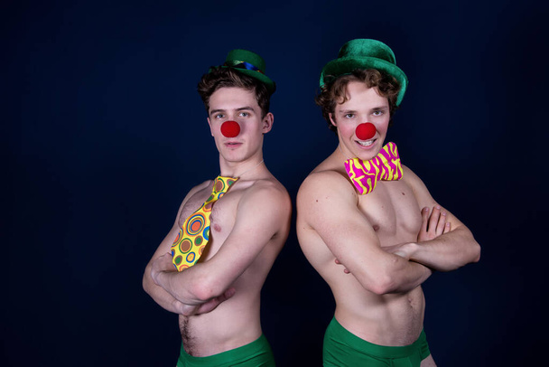 Clowns und Urlaub. Zwei sexy Typen. - Foto, Bild