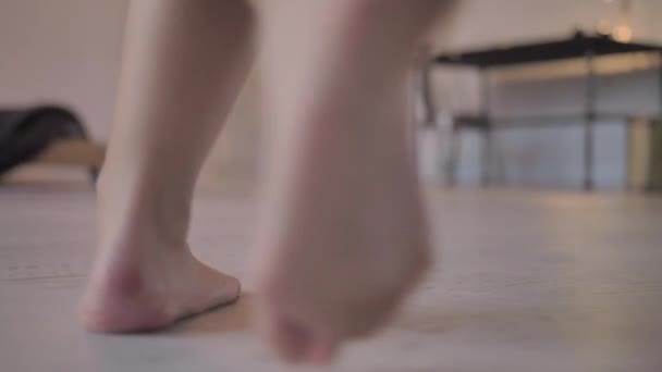 Női lábak csupasz közelkép séta a padlón - Felvétel, videó