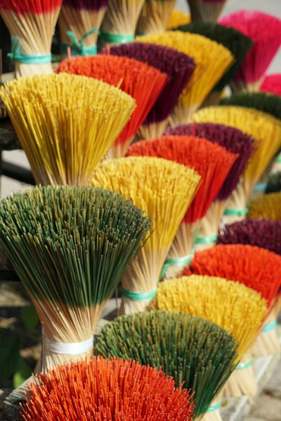 gyári termelő színes tömjén pálcikák Vietnamban - Fotó, kép