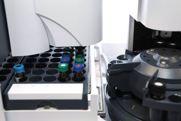 Controle de Qualidade Medicina laboratorial. Operação de cromatografia. faz uma análise em um cromatógrafo a gás. Desenvolvimento de uma nova vacina contra o vírus covid-19. Fábrica farmacêutica
. - Foto, Imagem