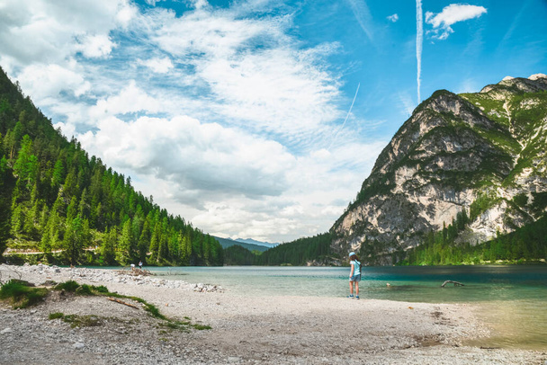 Kislány sétál a tó partján a hegyekben. nyári időszámítás - Fotó, kép