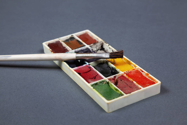 Палитра акварельных красок на сером фоне
 - Фото, изображение