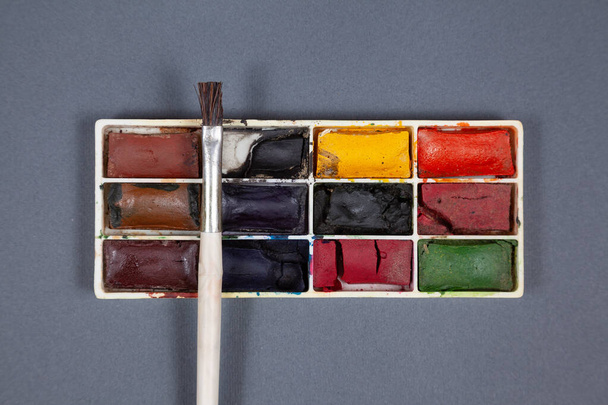 Vízfestékek palettája szürke alapon - Fotó, kép