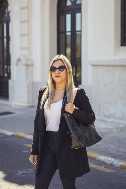 Mulher de negócios adulta com jaqueta preta
 - Foto, Imagem