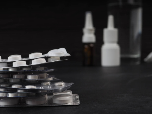 プラスチックパッケージの丸薬。医療と医療の概念。コロナウイルス2019-nCoV,温度計,鼻水,病気の治療 - 写真・画像