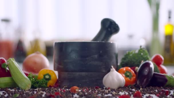 Kräuter, getrocknete Paprika, Gewürze und Knoblauch werden in eine hölzerne Knoblauchpresse gegossen - Filmmaterial, Video