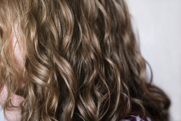 девочка-подросток с естественными волнистыми волосами
 - Фото, изображение