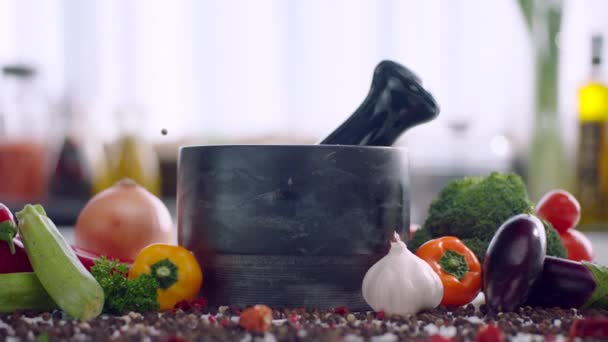 kruiden, gedroogde paprika 's, kruiden en knoflook worden in een houten knoflookpers gegoten - Video
