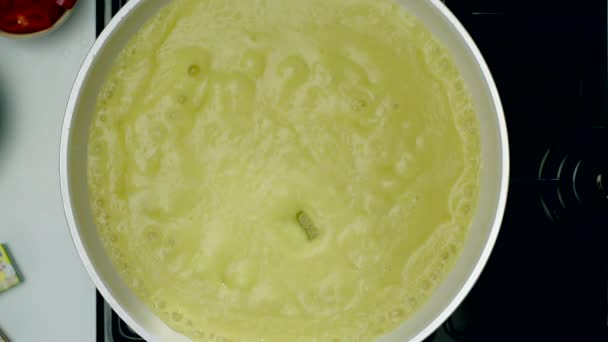 Zupa warzywna gotuje się na patelni - Materiał filmowy, wideo