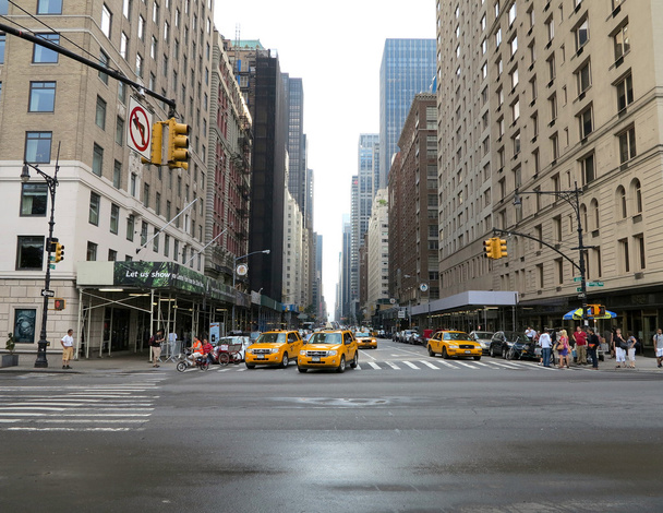 New Yorker City-Taxis warten nach Regensturm in New York darauf, auf die 5th Avenue abzubiegen - Foto, Bild