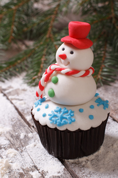 Cupcake Christmas snowman on snow. vertical - Foto, afbeelding