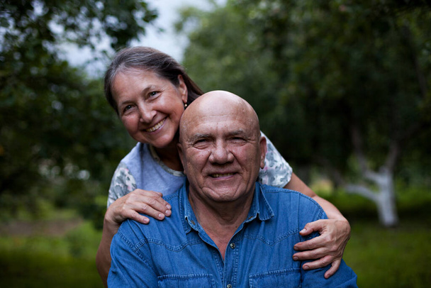 Portret van bejaarde echtparen op zomerdag.  - Foto, afbeelding